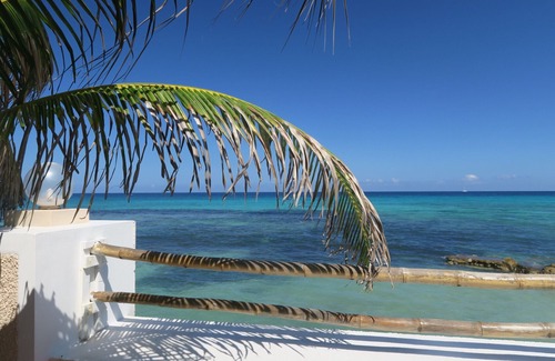 Montego Bay House | House by the sea with a small sandy beach, pool and fantastic views
