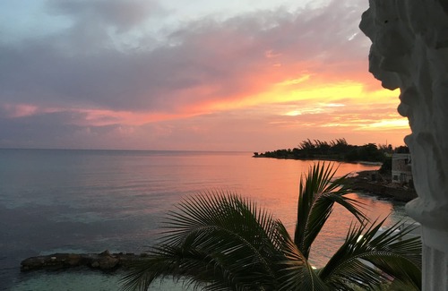 Montego Bay House | House by the sea with a small sandy beach, pool and fantastic views