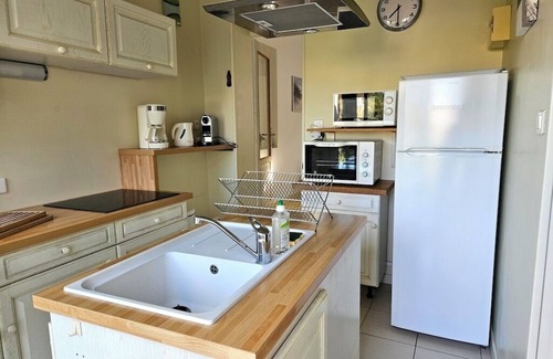 Brem Sur Mer House | House, close to beaches and shops, with enclosed garden. Pets welcome.