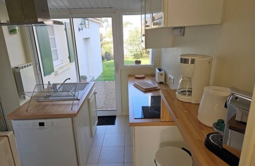 Brem Sur Mer House | House, close to beaches and shops, with enclosed garden. Pets welcome.