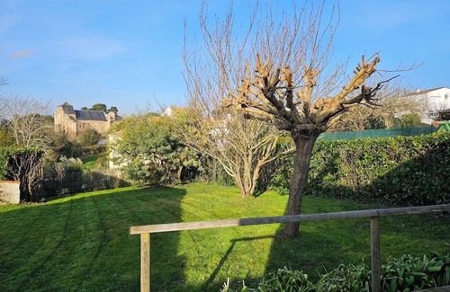 Brem Sur Mer House | House, close to beaches and shops, with enclosed garden. Pets welcome.