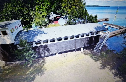Hova House | House directly on the lake