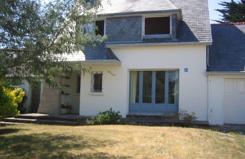Ile-Tudy House | House facing the river with enclosed garden