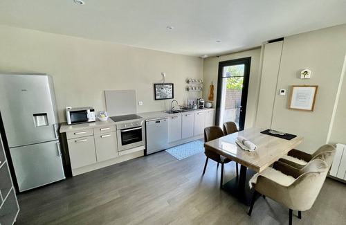 Arradon House | House for 4 JACUZZI/Private GARDEN 400m walk to beach shops 2 bathrooms