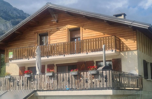 Termignon House | House 'Gîte Les Mélèzes' with Mountain View, Balcony and Wi-Fi