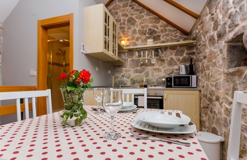Gata House | House Gordana (41271-K1) - Gata