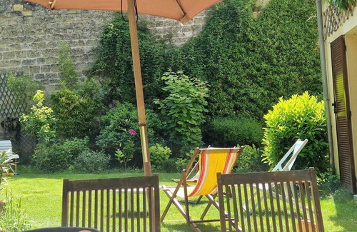 Le Mesnil-le-Roi Apartment | House ground floor garden /terrace/Paris 18' RER"A" TO Maison Laffitte- 4 pers