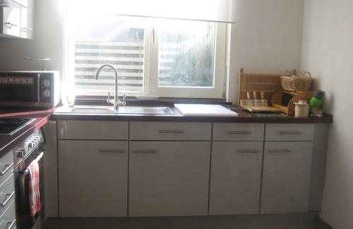 Hommert House | House Hommert 5 large bedrooms- 10 single beds free wifi free parking front door