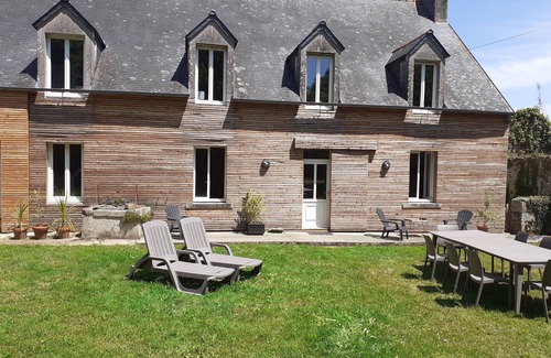 Ploneour-Lanvern House | House in a green setting in Land and Sea