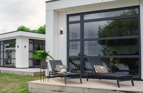 Maurik House | House in Arnhem With Rhine Views
