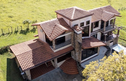 Jaramillo House | House in Boquete with king beds and hot tub