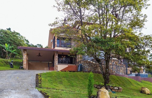 Jaramillo House | House in Boquete with king beds and hot tub