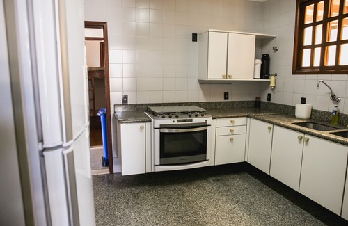 Guarajuba House | House in Guarajuba, Bahia. 10 rooms, 150m from the beach, recreation area and garage.