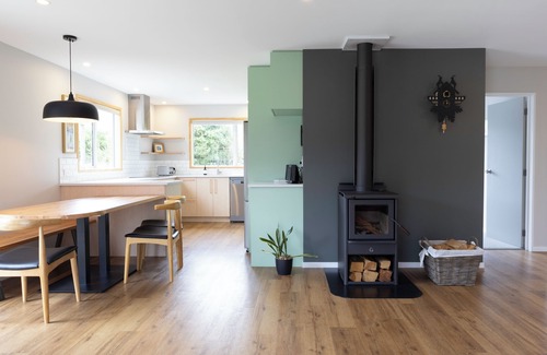Lake Hawea House | House in Lake Hawea, perfect for couples and families - short walk to the Lake.