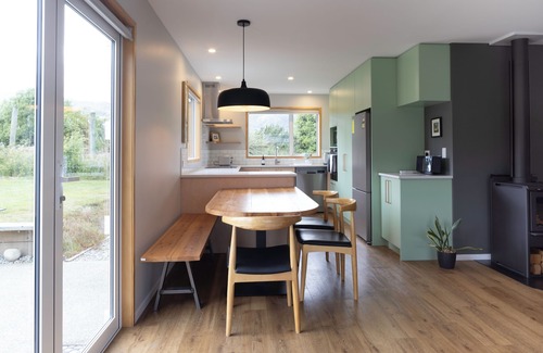 Lake Hawea House | House in Lake Hawea, perfect for couples and families - short walk to the Lake.