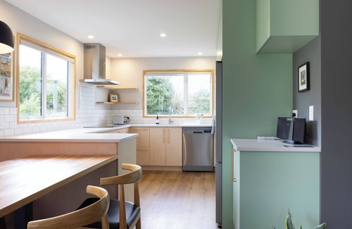 Lake Hawea House | House in Lake Hawea, perfect for couples and families - short walk to the Lake.