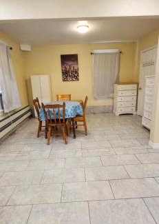 Niagara Falls House | House in Niagara falls, Close to Clifton Hill, Casino and Horseshoe falls and with kitchen for 6 Guest