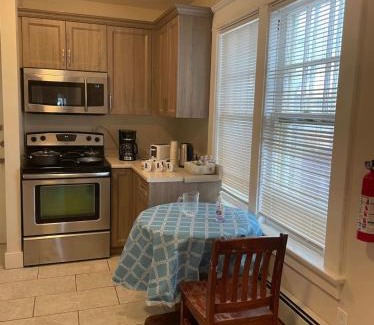 Niagara Falls House | House in Niagara falls, Close to Clifton Hill, Casino and Horseshoe falls and with kitchen for 6 Guest