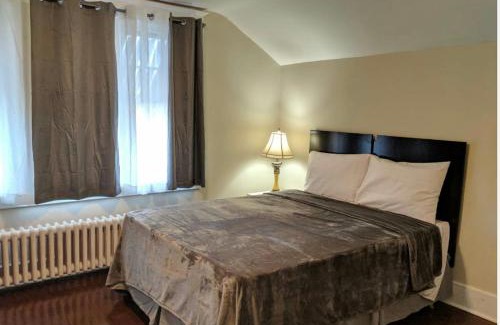 Niagara Falls House | House in Niagara falls, Close to Clifton Hill, Casino and Horseshoe falls and with kitchen for 6 Guest