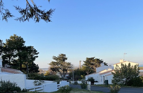 La Gueriniere House | House in private wooded village with direct beach access
