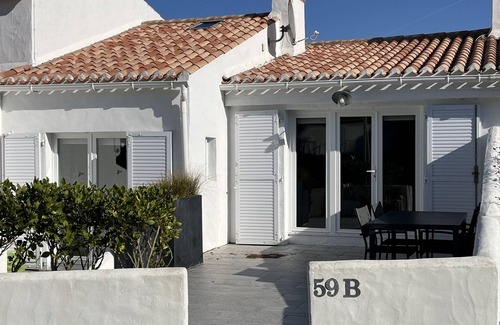 La Gueriniere House | House in private wooded village with direct beach access