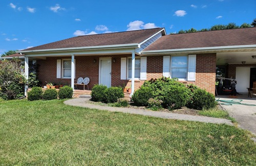Blacksburg House | House in Quiet Neighborhood, within 10 minutes of Virginia Tech, Sleeps 6