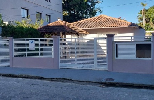 Centro House | HOUSE IN THE CENTER OF BOMBINHAS CLOSE TO THE BEACH AND SHOPPING