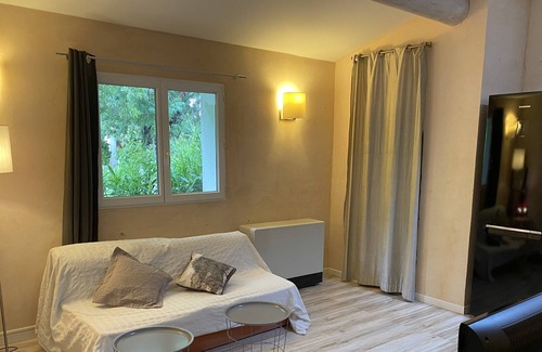 Chateau Gombert House | house in the foothills of the Star in a large property with pool