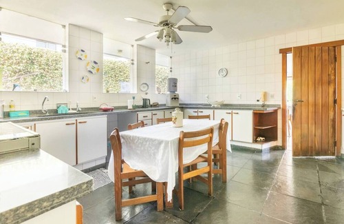 Lorena House | House in upscale neighborhood with barbecue and pool in Lorena-SP