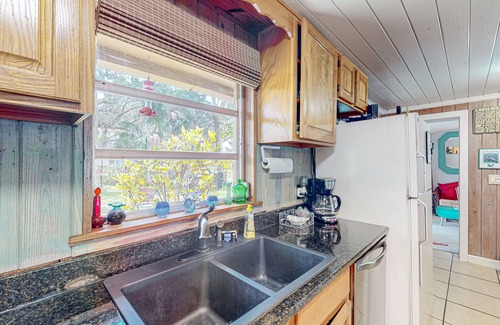 Weeki Wachee Gardens House | House in Weeki Wachee with kayaks, dock access, & bikes