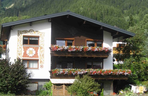 Sankt Gallenkirch Apartment | House Lifinar. take a vacation where the mountains are close to you.