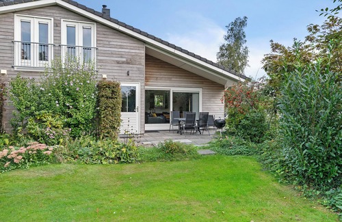 Grou House | House Mosk with large garden facing south, near lake.