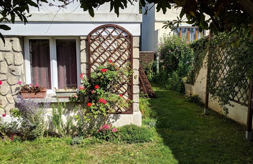 Clamart Apartment | House near a wood in Clamart