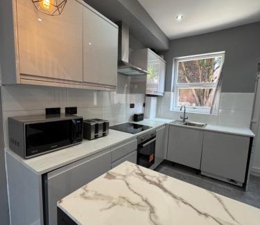 Everton House | House Near Anfield - 10 Min Walk - Free Parking