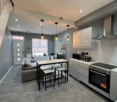 Everton House | House Near Anfield - 10 Min Walk - Free Parking