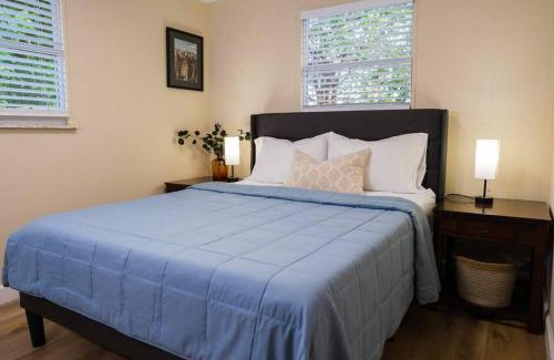 Forest Hills House | House near Tampa Zoo and Busch Gardens, free high speed wifi
