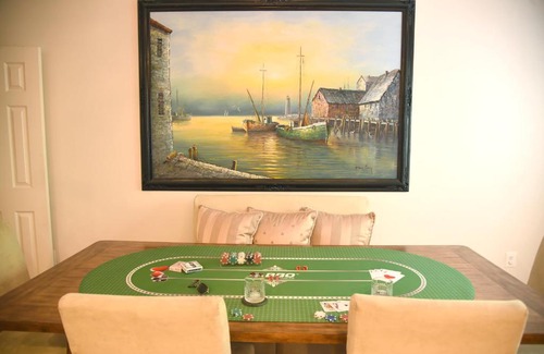 Laurel Apartment | House of Cardz - comforts of home by LLOYD SUITES