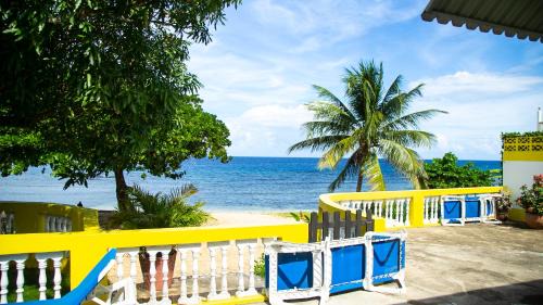 Runaway Bay House | House of Erabo
