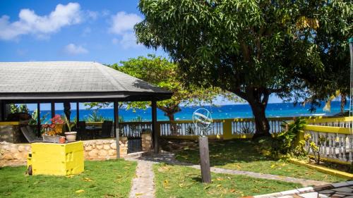 Runaway Bay House | House of Erabo