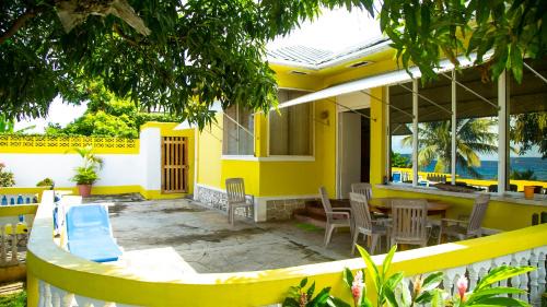 Runaway Bay House | House of Erabo