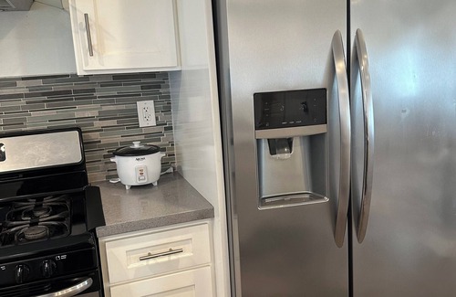 Los Angeles House | House of Gucci Inspired I 4BR + Free Parking + Prime Location InDiscounted Rate
