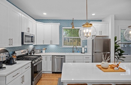 Fredericksburg House | House on Cora - Sleeps 10, Hot Tub & Walk to Main!