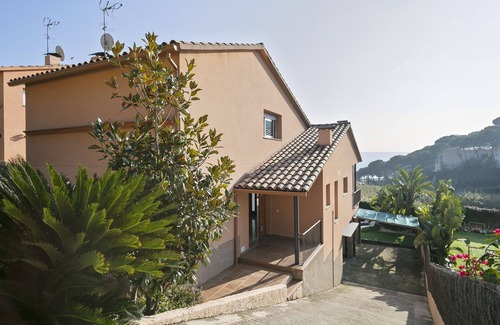 Sant Pol De Mar House | House on the beach with pool, for 9 people.