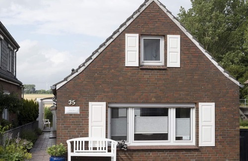 Eilsum House | House on the canal near Greetsiel, rowing boat fishing directly from the jetty, pets allowed