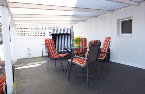 Eilsum House | House on the canal near Greetsiel, rowing boat fishing directly from the jetty, pets allowed