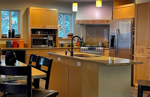 Juneau House | House on the Hill at Kelli Creek - Close to Downtown with King Beds and Stunning Views