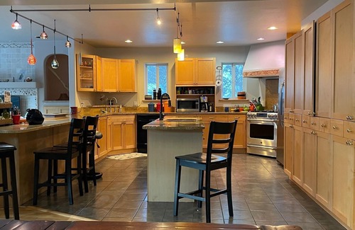 Juneau House | House on the Hill at Kelli Creek - Close to Downtown with King Beds and Stunning Views