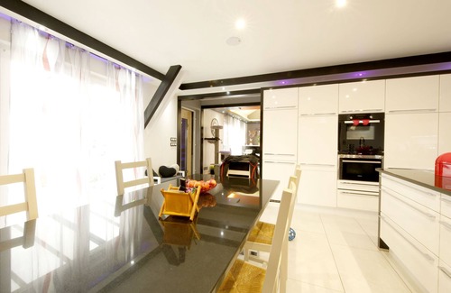 Quartier Saint-Leon House | House-Oversized-Ensuite-City view