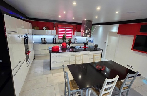 Quartier Saint-Leon House | House-Oversized-Ensuite-City view