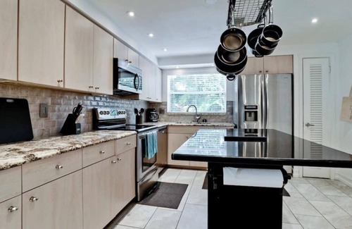 Bradenton House | House plus Guest House.*5BD/4BA!* Heated Pool and Hot Tub.minutes to beaches